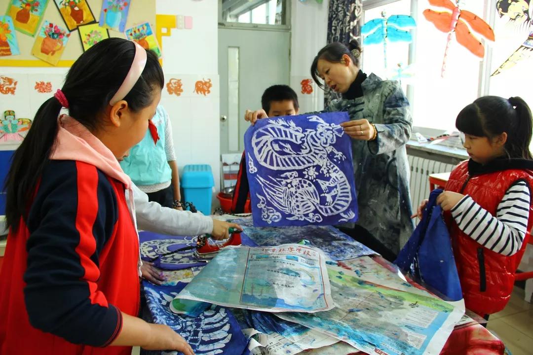 一幅新年主题画小学生,小学生新春祝福美术画