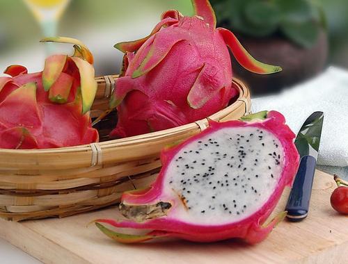 红心火龙果便宜还是白心便宜,买火龙果跟苹果