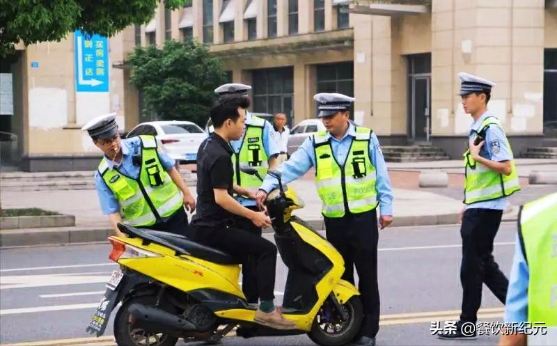 禁摩城市外卖小哥骑摩托车,东莞禁摩禁电快递外卖怎么送