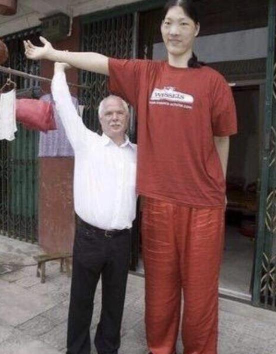 世界第一女巨人穿78码的鞋子,全国第一女巨人