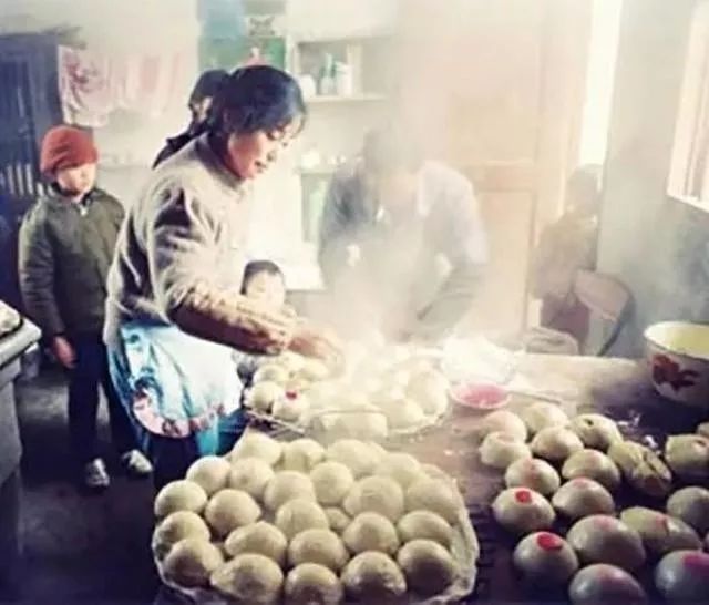 九张反映过年气氛的照片,百张罕见的过年老照片这才是年味