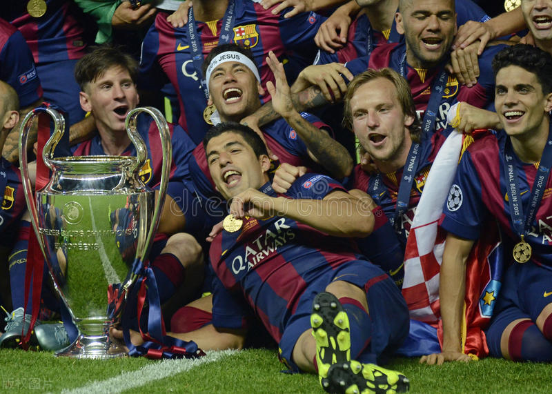 一个梅西球迷和c罗球迷踢球,盘点现在梅西球迷的状态