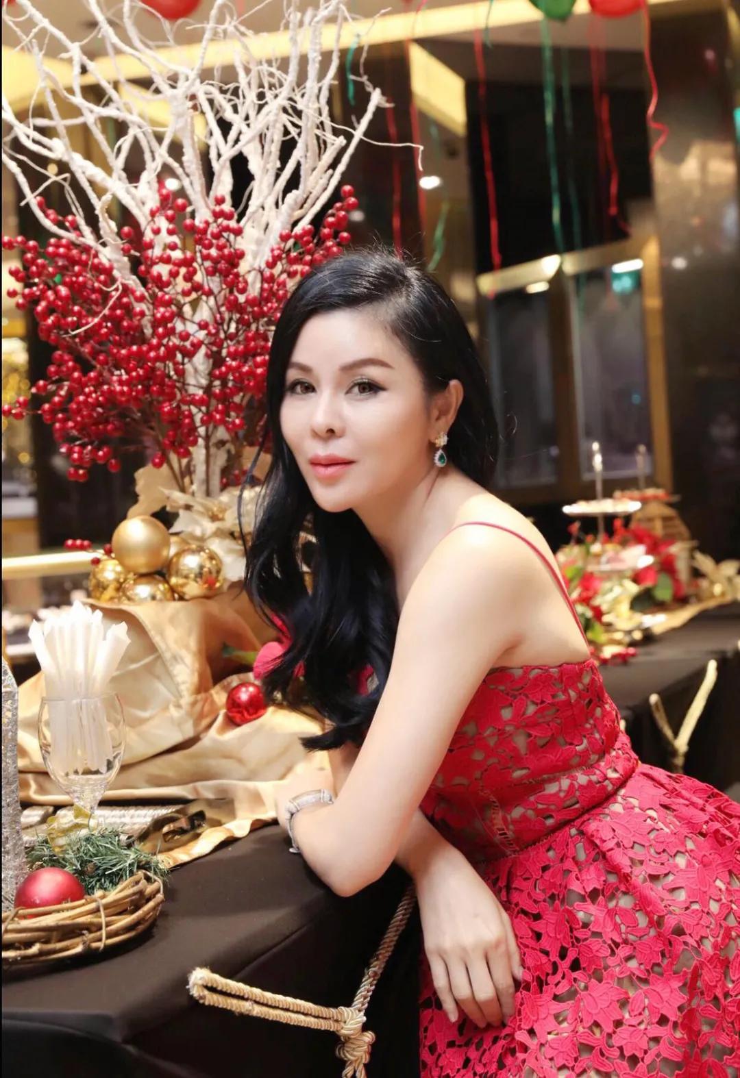 关之琳香港佳士得珠宝 (关之琳戴天价珠宝)