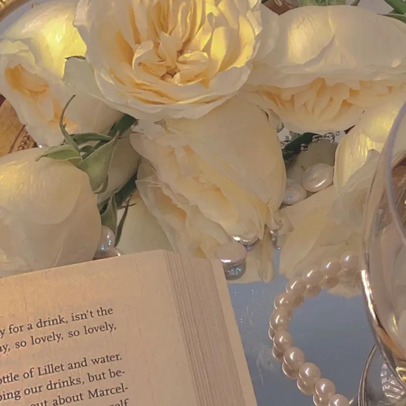 “浪漫黄玫瑰背景：玫瑰配你才浪漫，电影和你才好看”