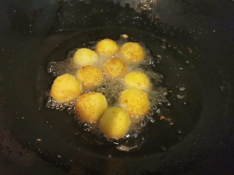 土豆丸子怎么炸不会散,土豆丸子怎么做不会变黑