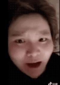 别骂了！靠放屁，抠鼻，舔葱走红的“郭老师”，其实挺可怜的