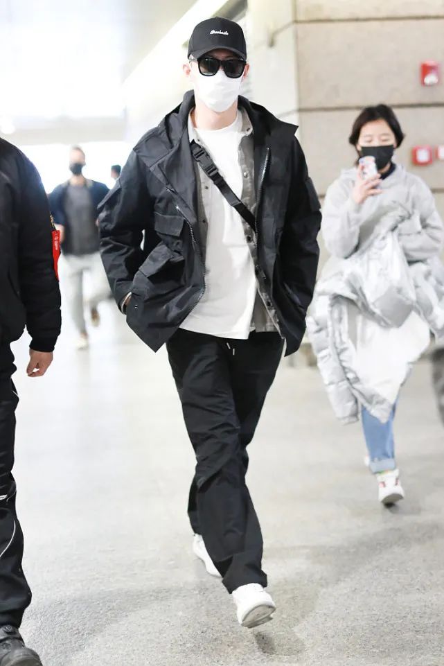 黄景瑜黑色的皮马甲怎么配好看,黄景瑜穿搭技巧