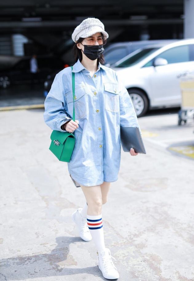 41岁黄圣依穿粉衣年轻貌美,黄圣依当妈