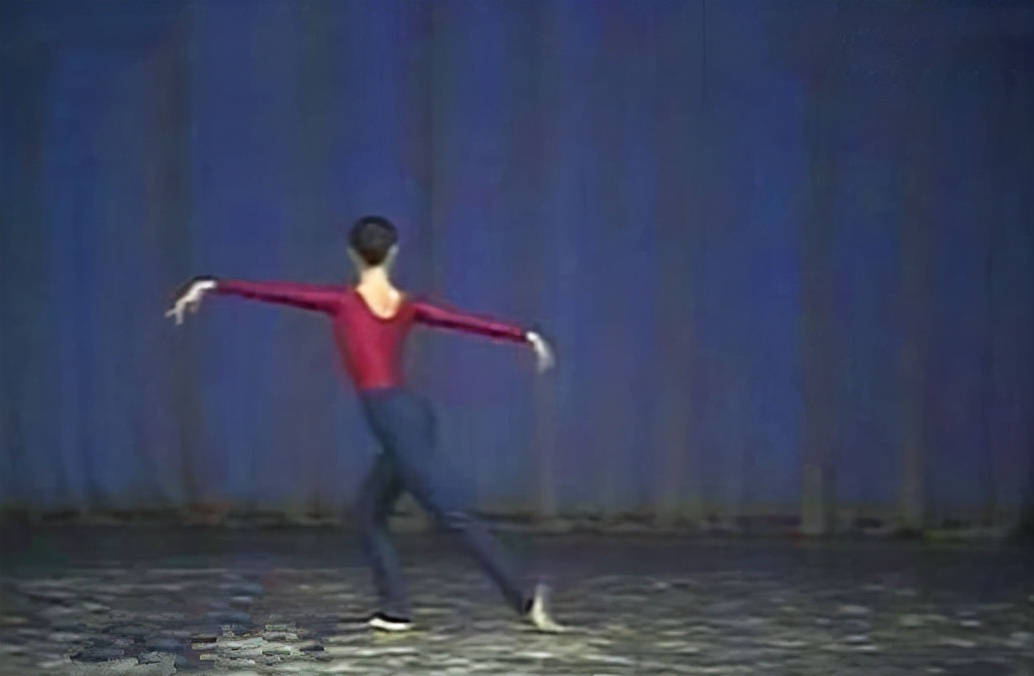 给婆婆洗脚被婆婆脚踢倒,给婆婆洗脚还被打