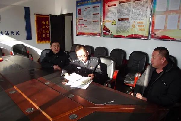 “我打死你！”10.5厘米长的钉子射穿面部后，他竟毅然朝嫌疑人扑去