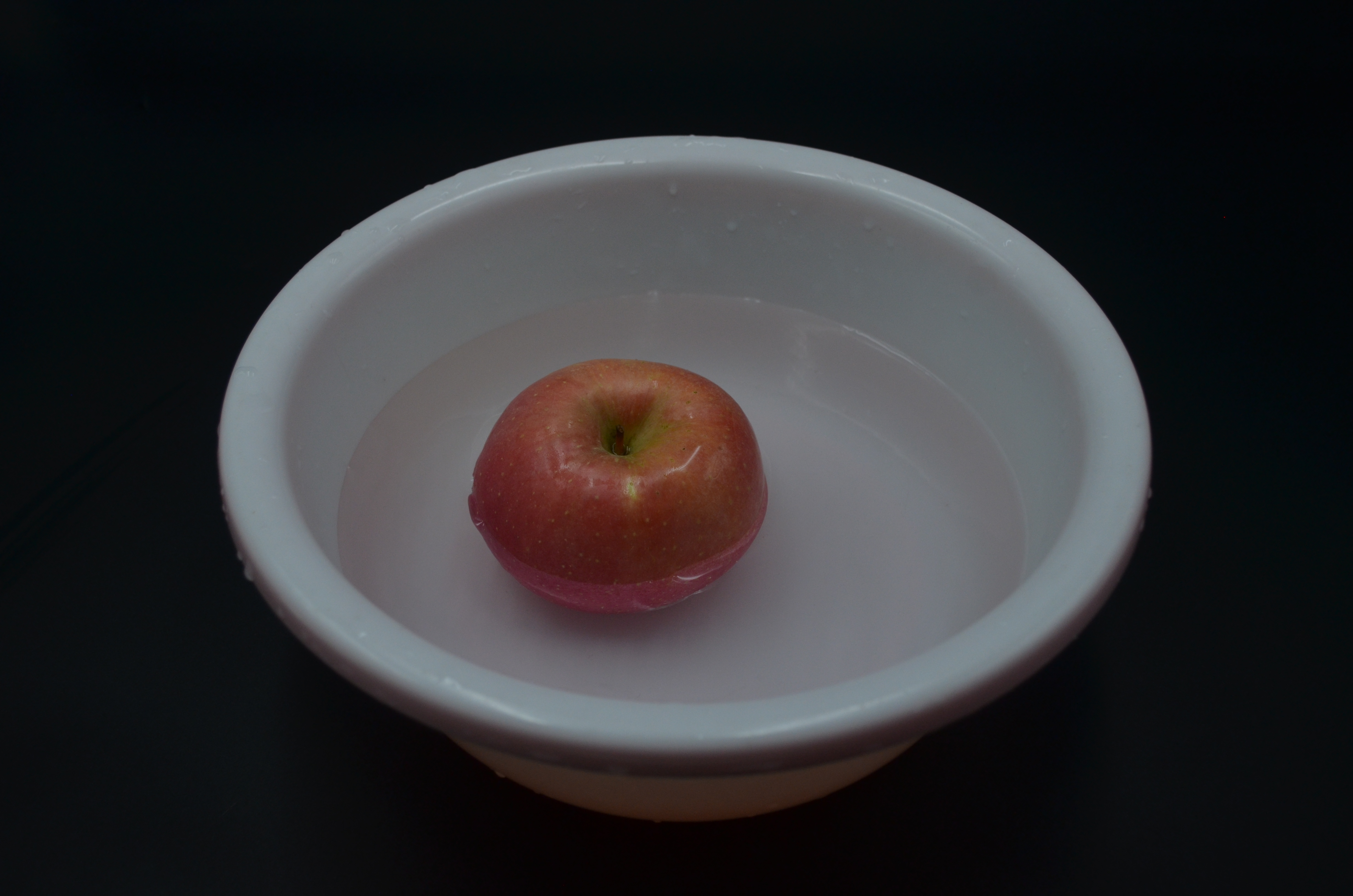 清水洗苹果正确方法,用清水洗脸怎样洗得干净