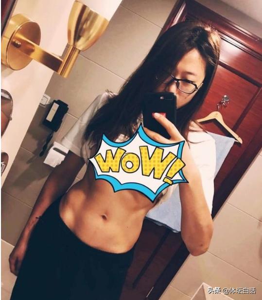 女足球员露腹肌！众队友张大嘴巴看呆，男子三大球被女子碾压