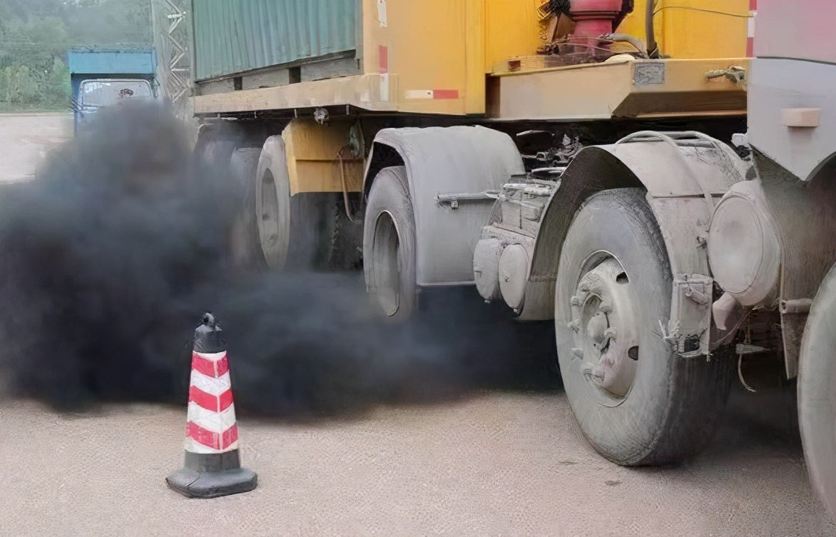 为啥美国重卡的排气向上设计,而国内重卡是朝下的呢?