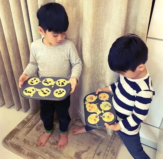 林志颖大儿子终于露面！模样比小时候更帅气，一家五口真有爱