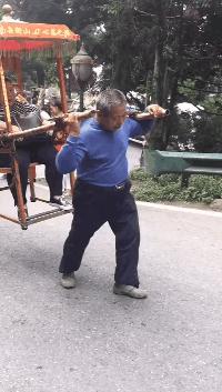 搞笑gif开心一刻我受了太多的委屈,踢足球腿抽筋搞笑gif