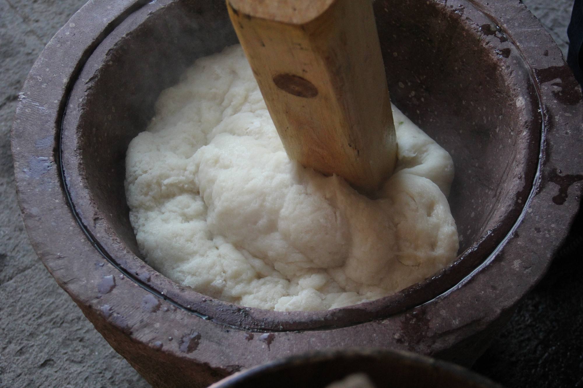 路边的甜品店，传出“砰砰”的敲打声