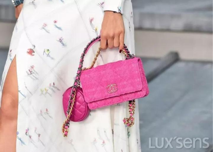 一只包当两只用？怪不得时髦人士抢着背