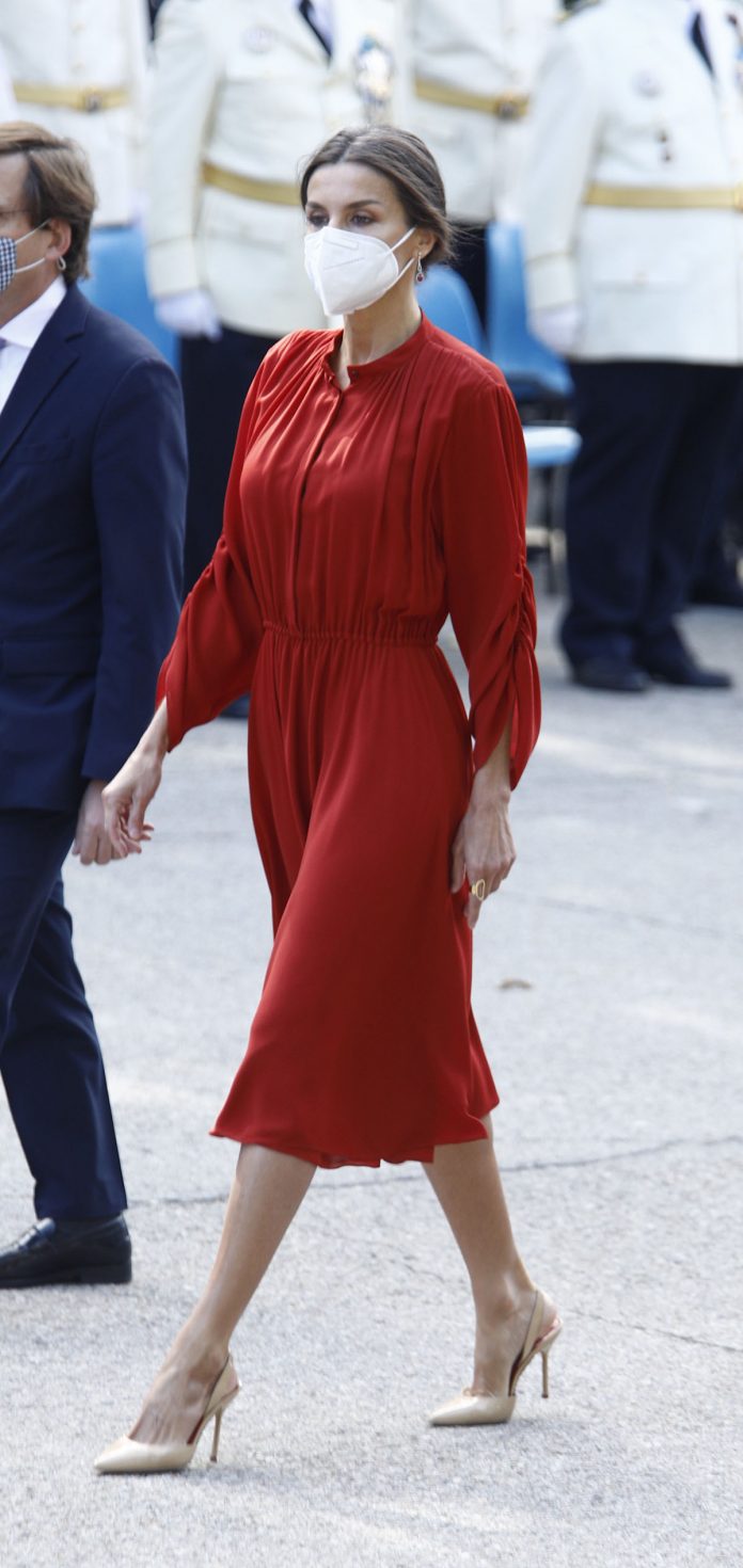 这是想开了？穿惯了Zara的莱后穿万元菲拉格慕红裙，也太美了吧