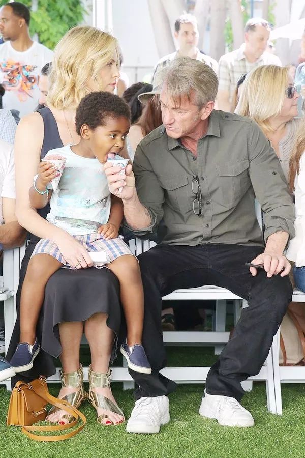 她的43岁，剃平头、扮丑增重50磅，她比男人更英气，比女人更妩媚