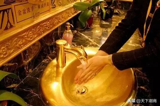 这位潮商曾用760斤黄金打造世界最昂贵金厕所，被称为“香港金王”