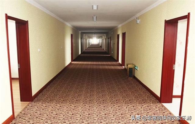 全靠8根钢柱支撑的玻璃栈道你敢挑战吗？保定狼牙山泽疆公寓酒店