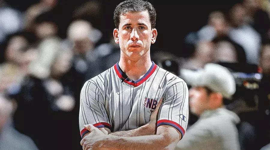 为什么现在都开始抱怨裁判,裁判为什么会变得这么奇怪呢