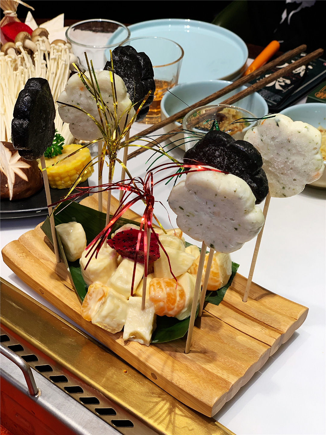 长春桂林路有家电影《叶问》同款火锅酒馆，楼里面有座“香港城”