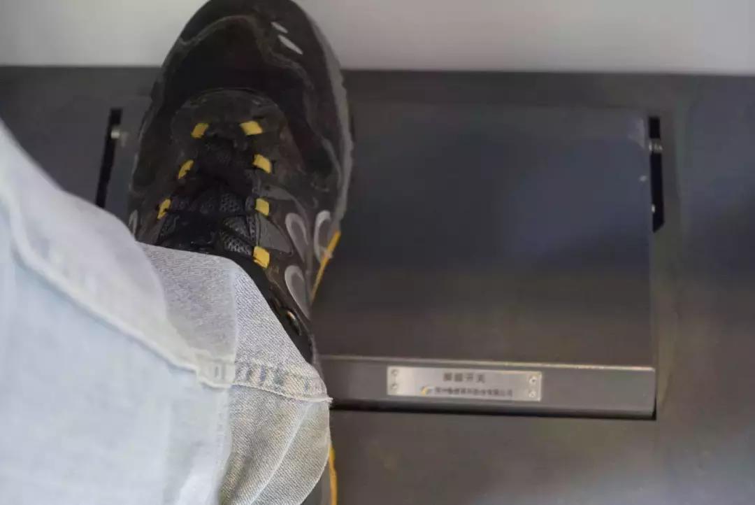 他手握7本火车驾照，却拿不到小客车驾照？因为…