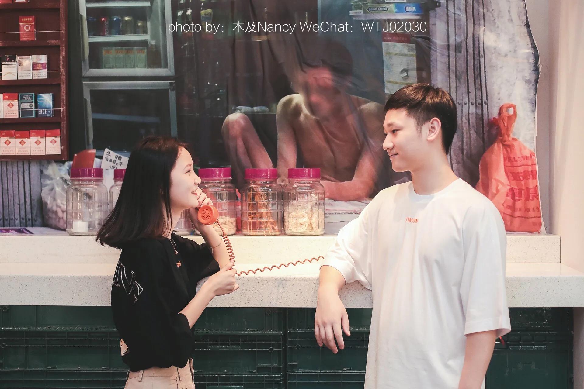 成都大学生情侣来广州旅游、我们去维家思广场拍了一组复古风格片