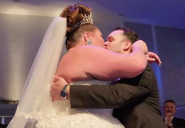 美国45岁男子交往28岁女友,美国45岁男子与28岁女友交往