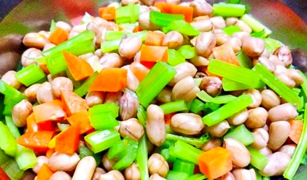 煮花生青菜凉拌,煮花生要怎么才不会黏黏的