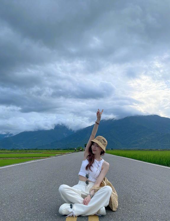 王心凌粉色帽子造型,王心凌穿搭回归现实生活