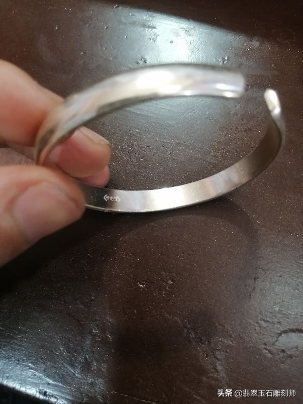 大学生暑假打工赚了6800,给母亲买礼物却被无良主播骗去买假玉