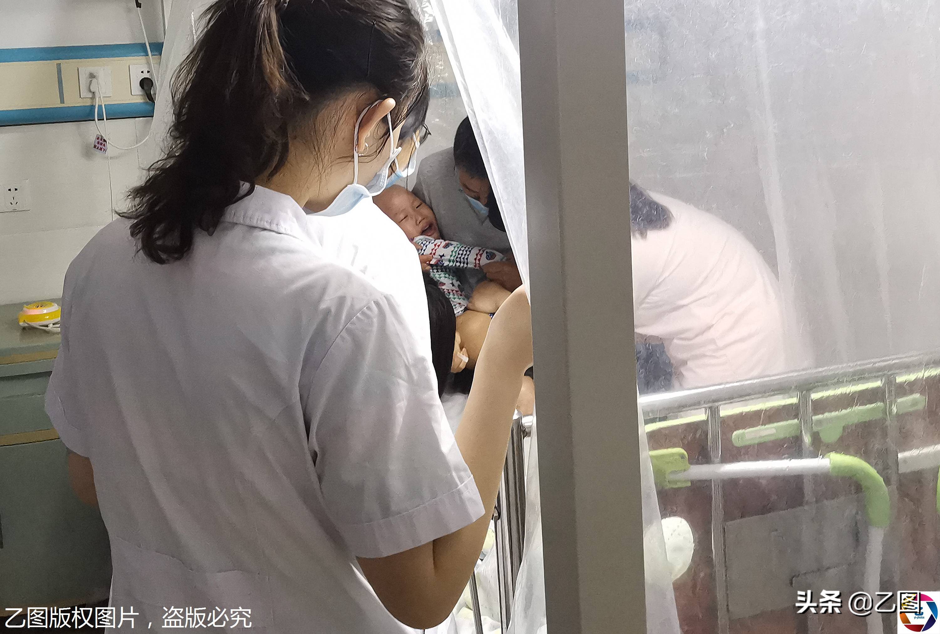 故事：长沙一男子高温下扛包爬楼，挥汗如雨，却扛不起儿子的生命