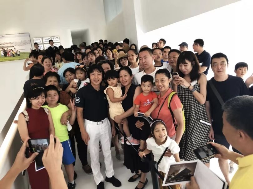 罗红艺术馆和好利来是同一个人么,好利来董事长罗红小时候的成长史