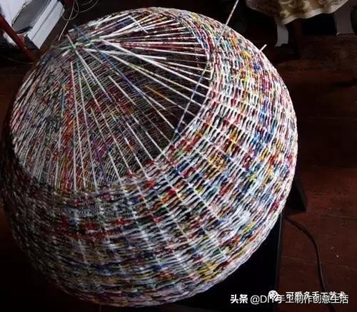 旧报纸变废为宝手工编织收纳筐,旧报纸制作简易的收纳筐