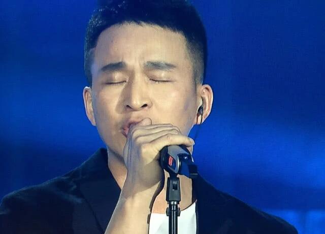 同一个乐团，一个身价百万成富豪，另一个流落街头靠卖唱！可惜