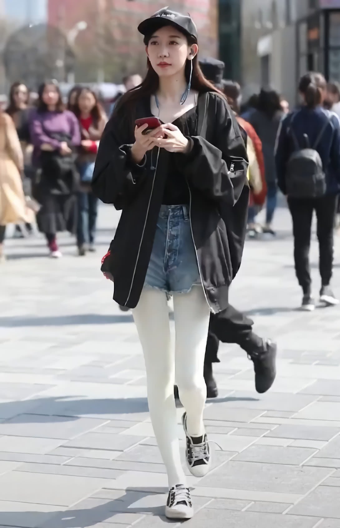 千万要避开的搭配：热裤＋“牛奶袜”，走哪都是焦点却辣眼睛！