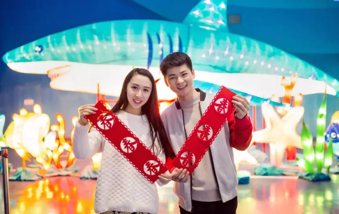 为了集五福，我用女朋友的口红写了个“福”字