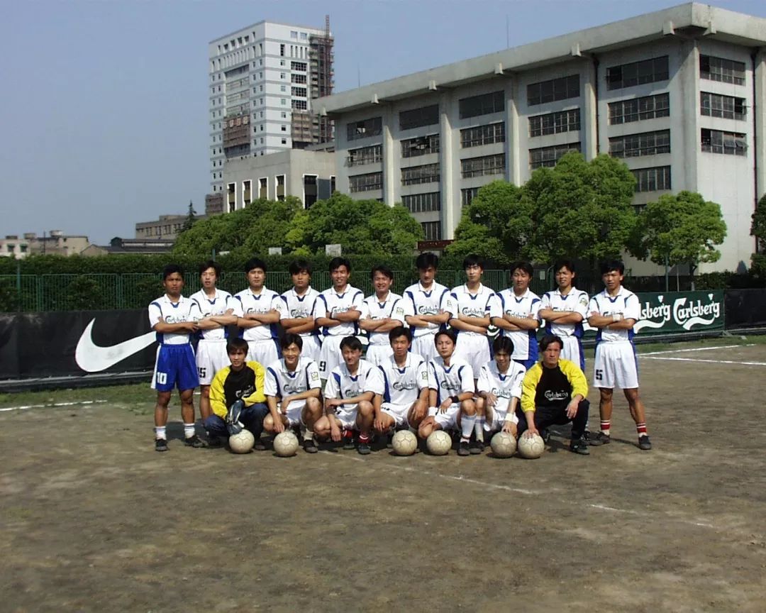 中国足协主席陈戌源为上海海事大学友谊赛开球！加油，海大足球