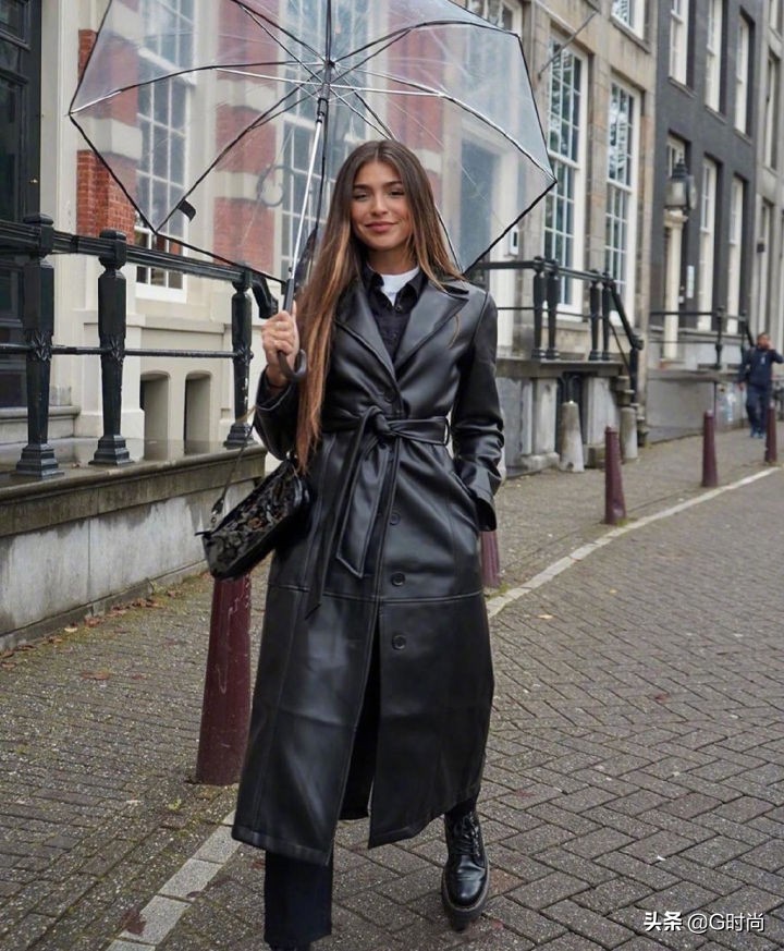 穿宽松皮衣配一身黑又酷又洋气 (皮衣搭配牛仔裤显瘦又时髦)