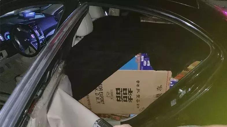 珠海边检男子冲关,冲卡逃跑民警数次鸣枪警告