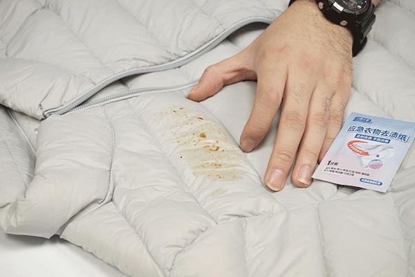 衣服被油渍弄脏了可以用什么弄掉,白t恤发黄油渍怎么洗才能洗白