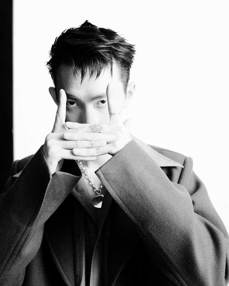 俞彬的《people》看似是群像，其实还有些不一样的特质