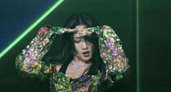 女星下班躲草丛吸烟，烟雾缭绕太明显，助理帮掩护被指烟瘾太大