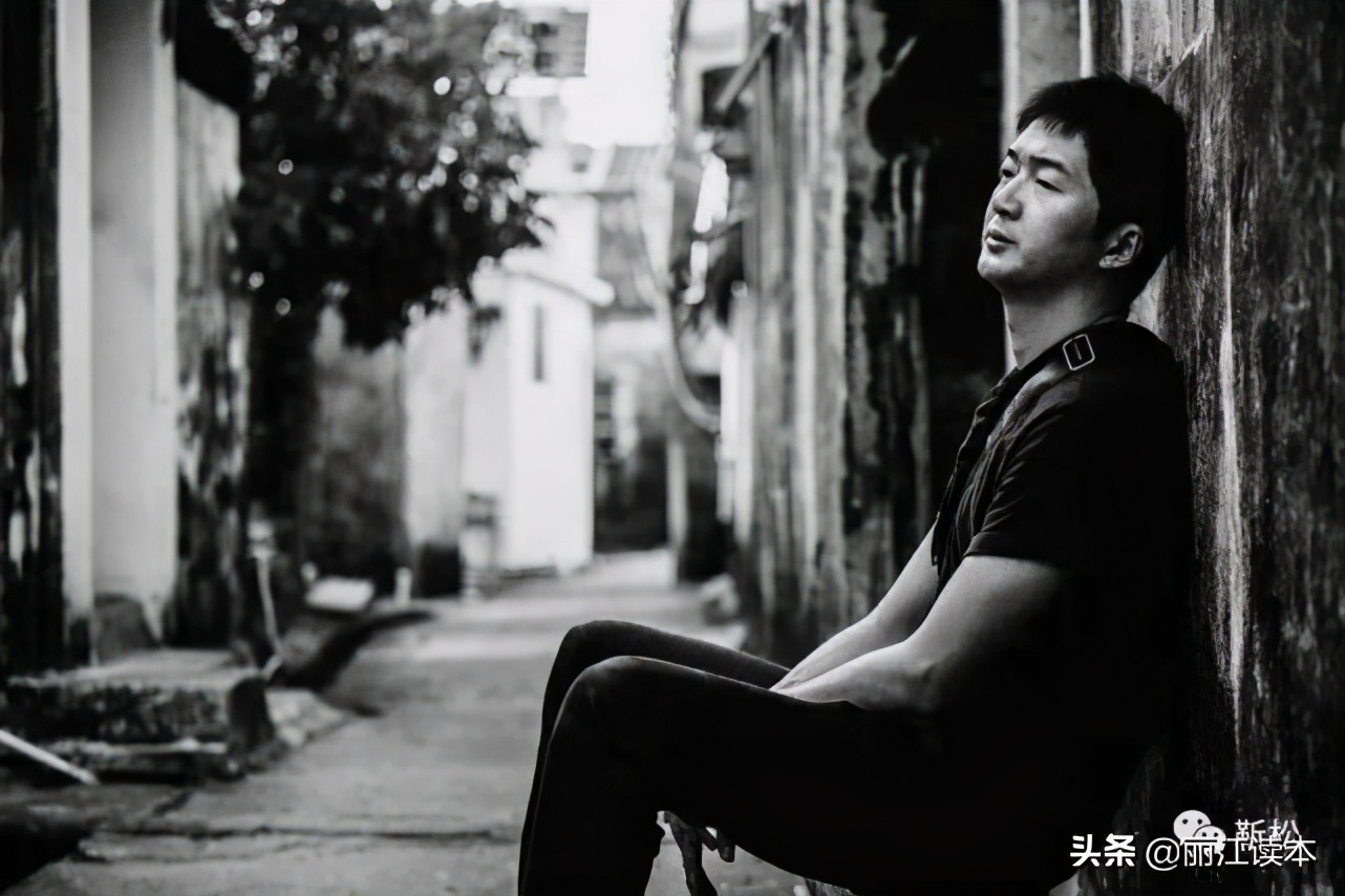 他被称为民谣诗人，连续七年在全国巡演，却少有人知道他来自丽江