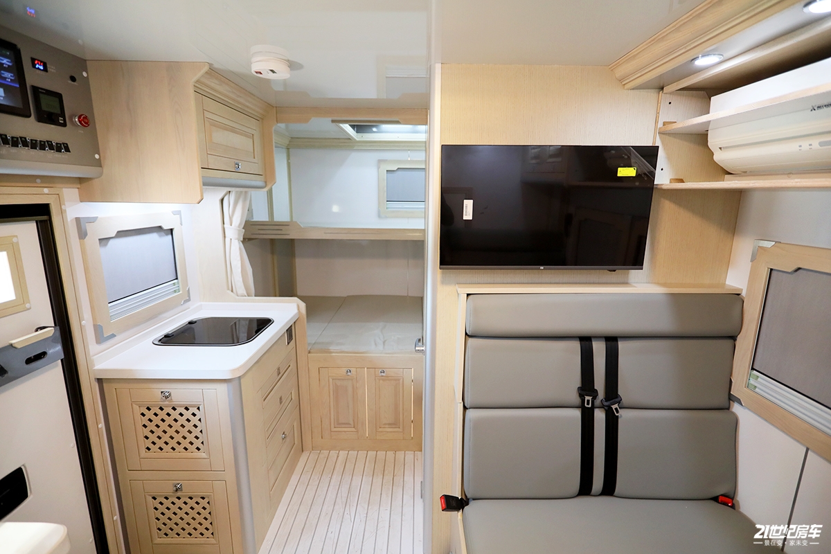 中国创新型的中国重汽越野房车,重汽轻卡四驱房车