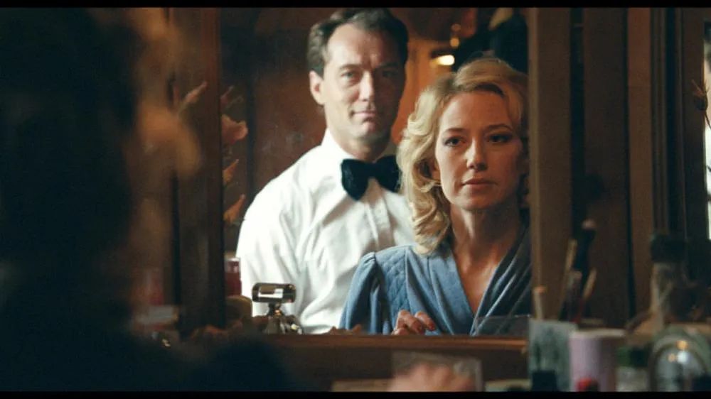 凡尔赛学经典反例,这部电影讲述了虚假繁荣的极端