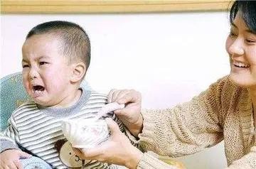 宝宝只喝奶不吃饭教育视频,怎样教育宝宝不吃饭喝奶
