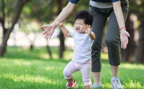 宝宝越过障碍物行走,宝宝是先会走还是先会爬高上低